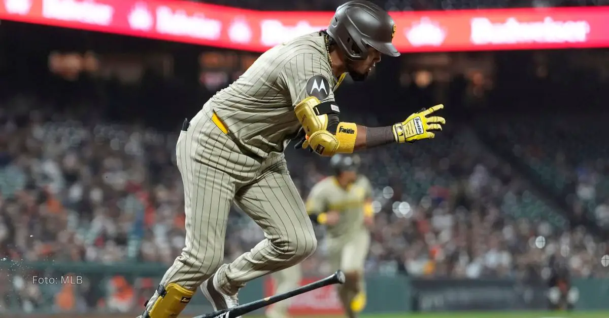 El venezolano Luis Arráez corriendo hacia la inicial luego de batear con San Diego Padres en MLB