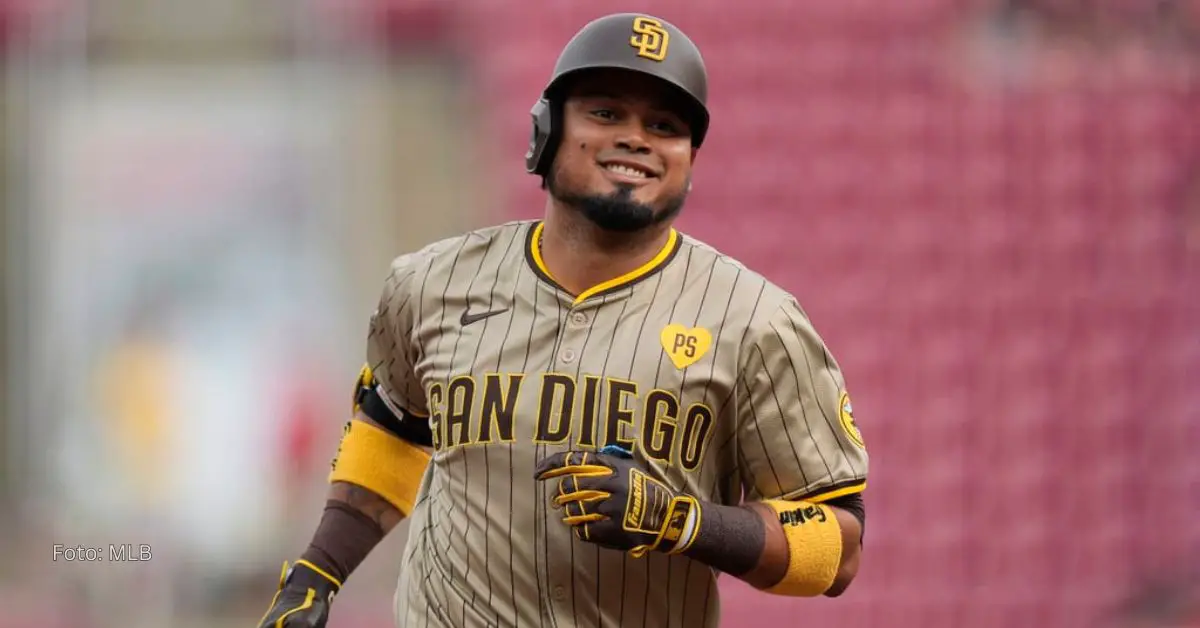 Luis Arráez corriendo con una sonrisa en su rostro y el uniforme de San Diego Padres