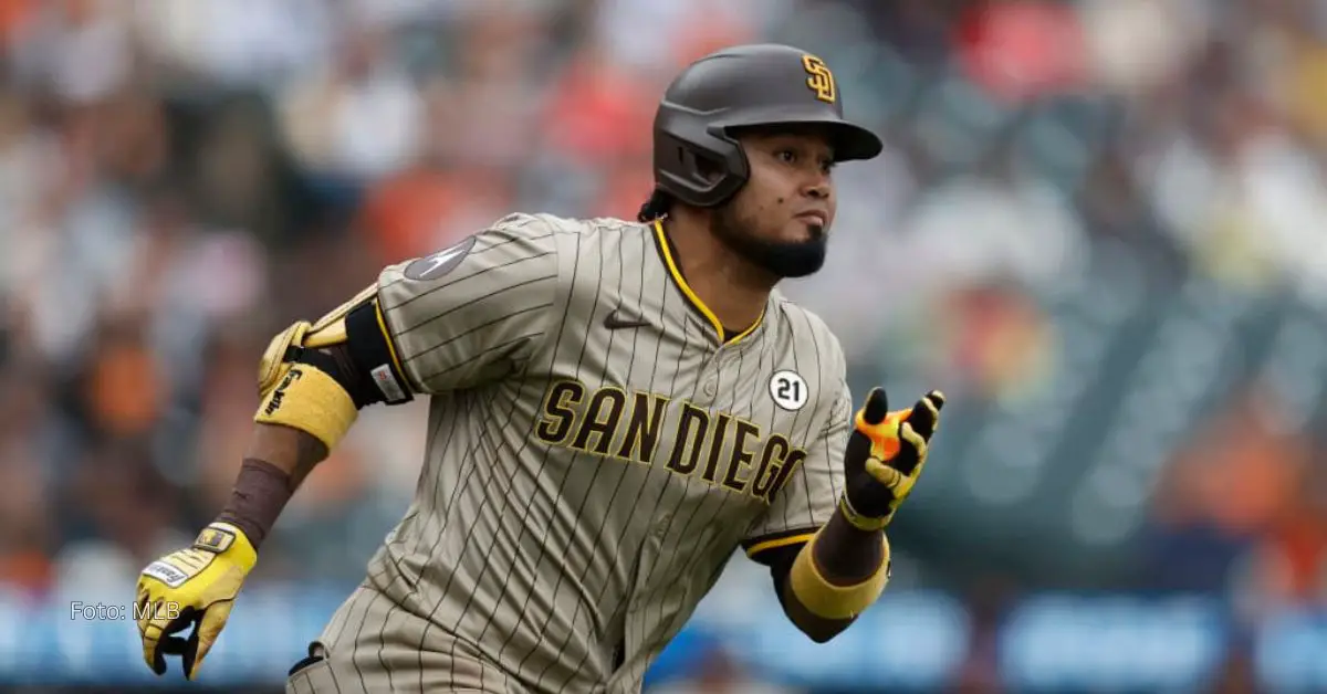 Luis Arraez corriendo con el uniforme de San Diego Padres en Grandes Ligas