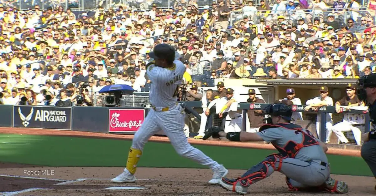 Luis Arráez haciendo swing en el cajón de bateo durante el juego de su equipo San Diego Padres ante Detroit Tigers en MLB