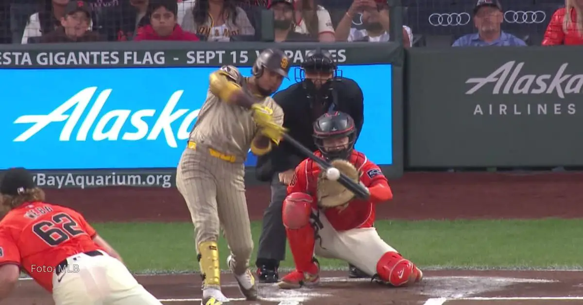 Luis Arráez en el momento justo en el que impactó la pelota con el uniforme de San Diego Padres