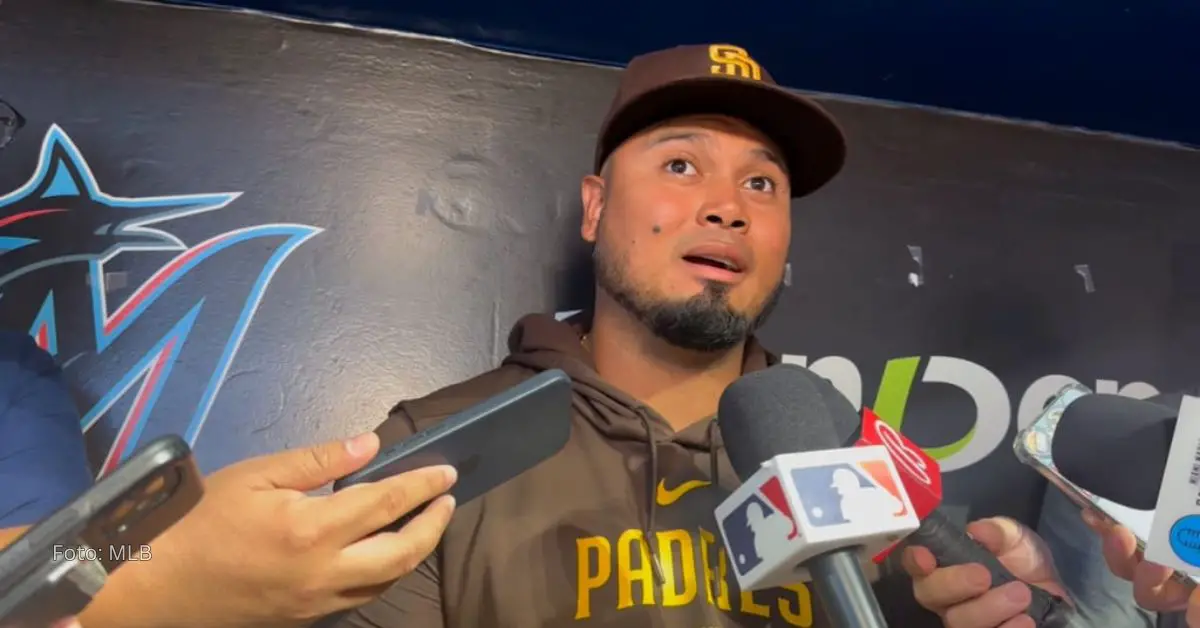 Luis Arráez ofreciendo declaraciones a la prensa con el uniforme de San Diego Padres en Miami Marlins