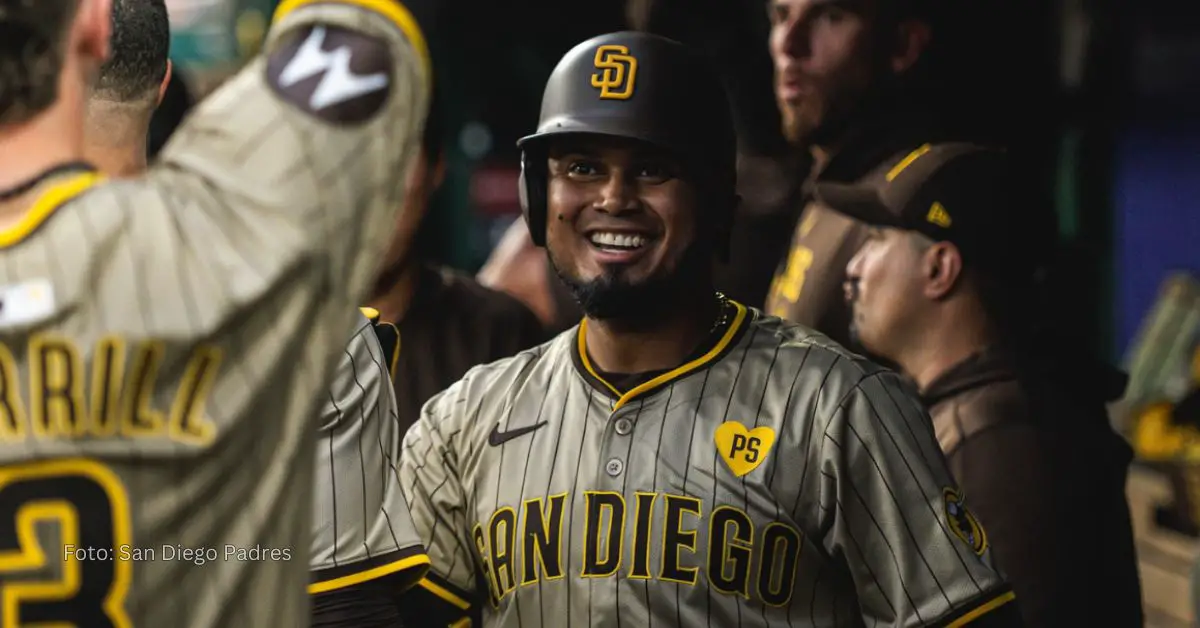 Luis Arraez celebrando con San Diego Padres