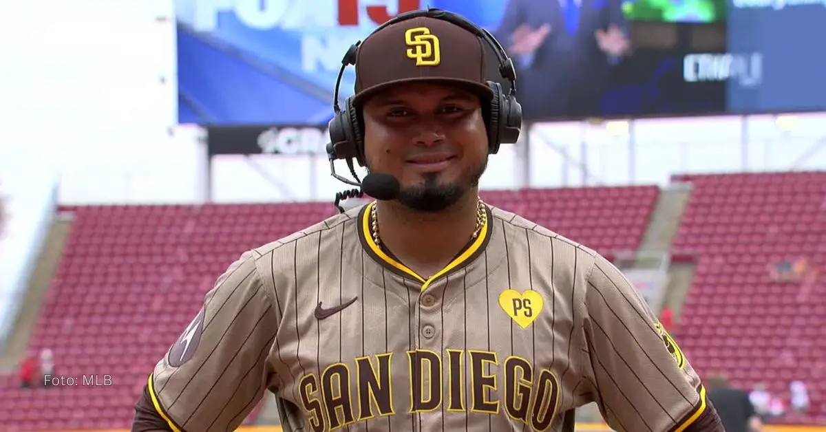 Luis Arráez con un micrófono en medio de una entrevista con el uniforme de San Diego Padres