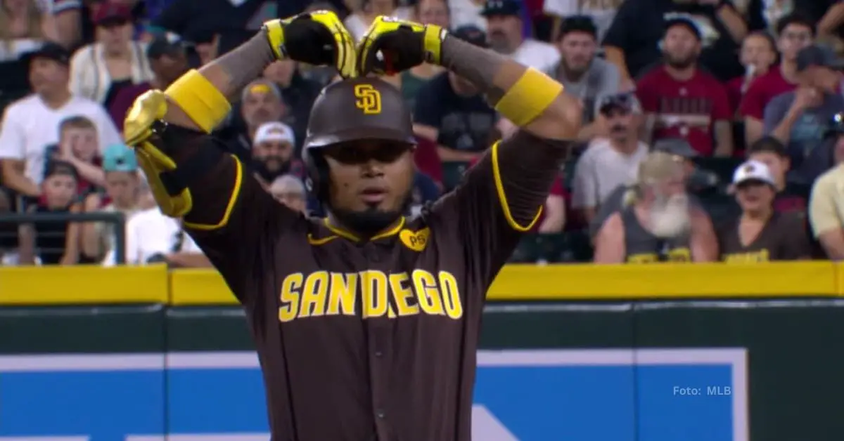 venezolano Luis Arráez haciendo gestos tras llegar a segunda con un doble con San Diego Padres