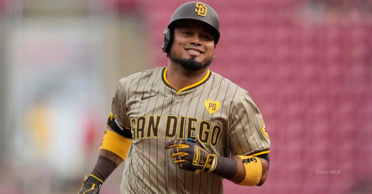 Luis Arráez corriendo las bases con San Diego Padres