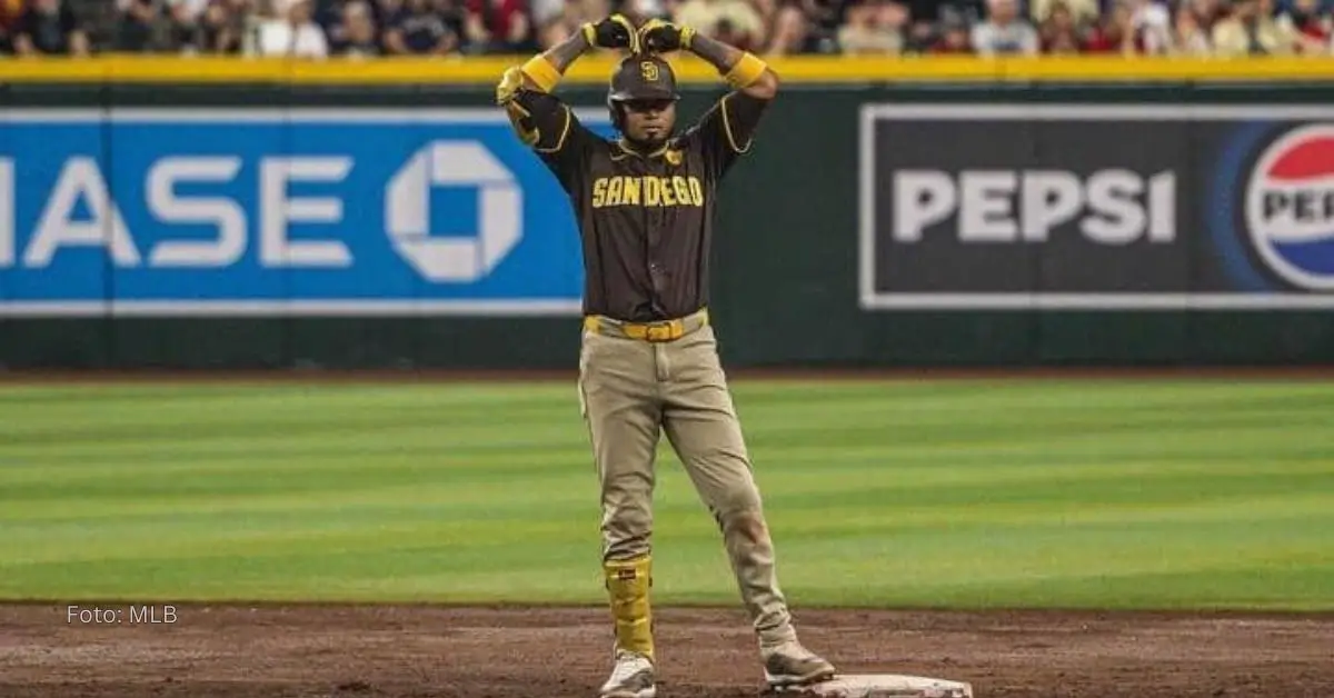 Luis Arráez celebrando con señas a sus compañeros tras conectar un doble con San Diego Padres