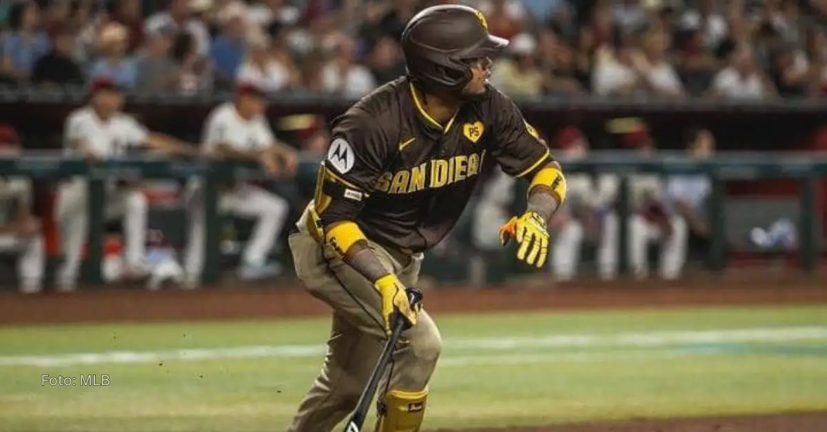 Luis Arráez tras impactar la bola y comenzar la carrera hacia la primera base con el uniforme de San Diego Padres