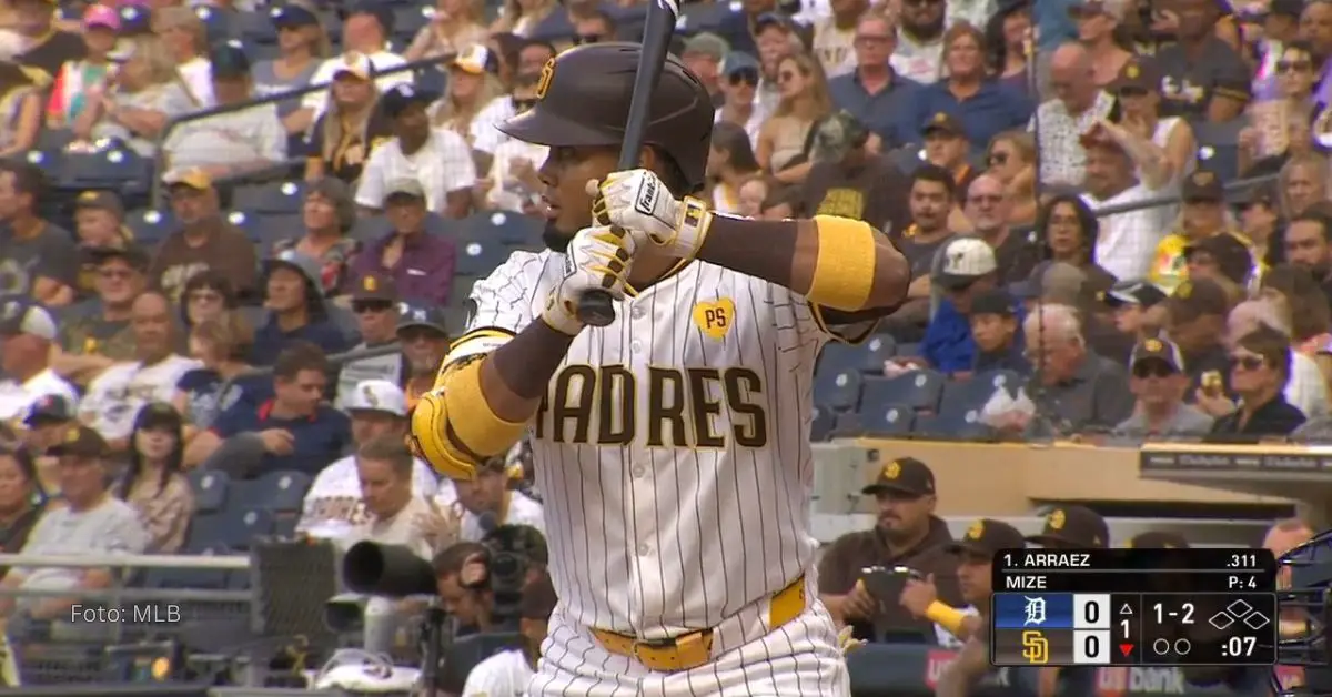 Luis Arráez bateando con San Diego Padres.