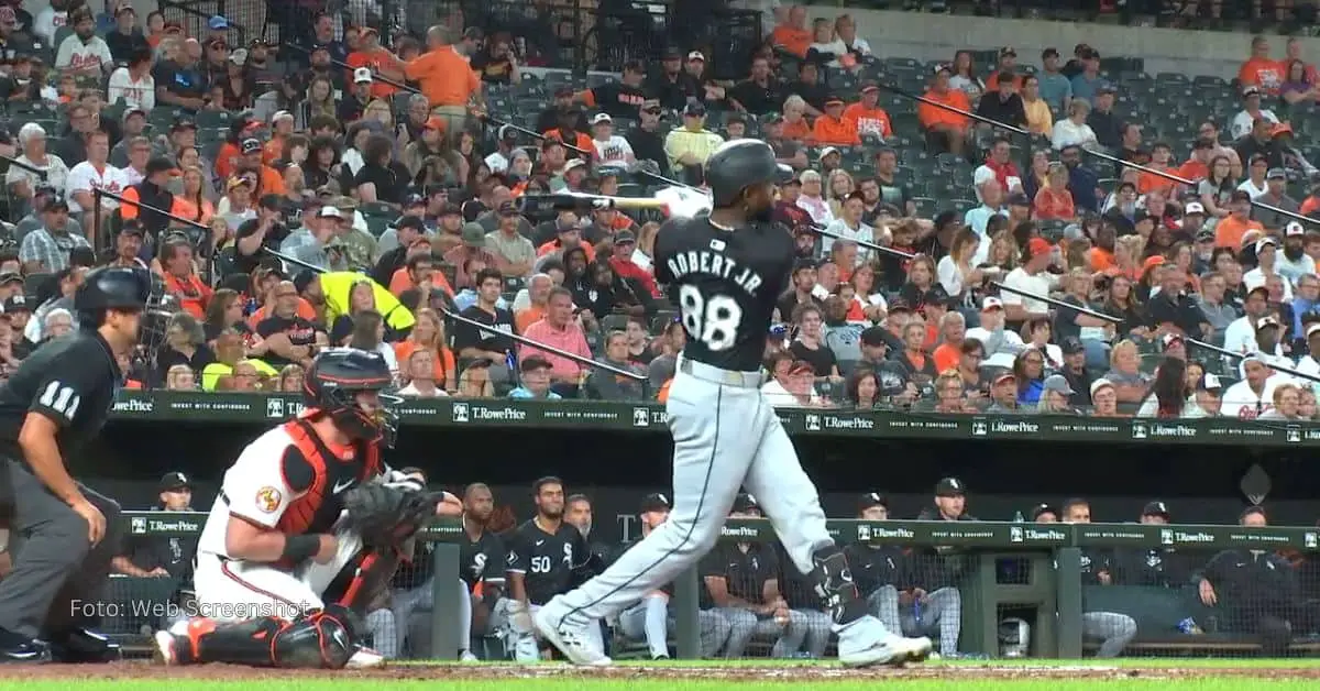 Luis Robert Jr. bateando con Chicago White Sox en MLB 2024