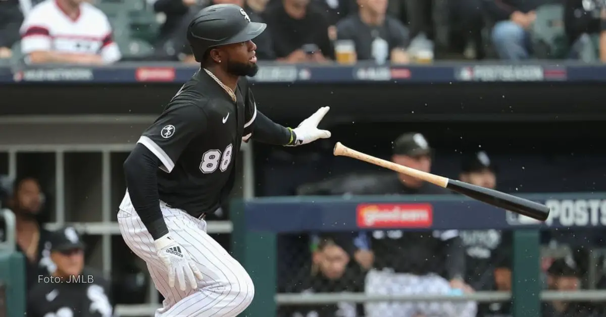 Luis Robert Jr soltando su bate para comenzar la carrera rumbo a la inicial después de impactar la bola