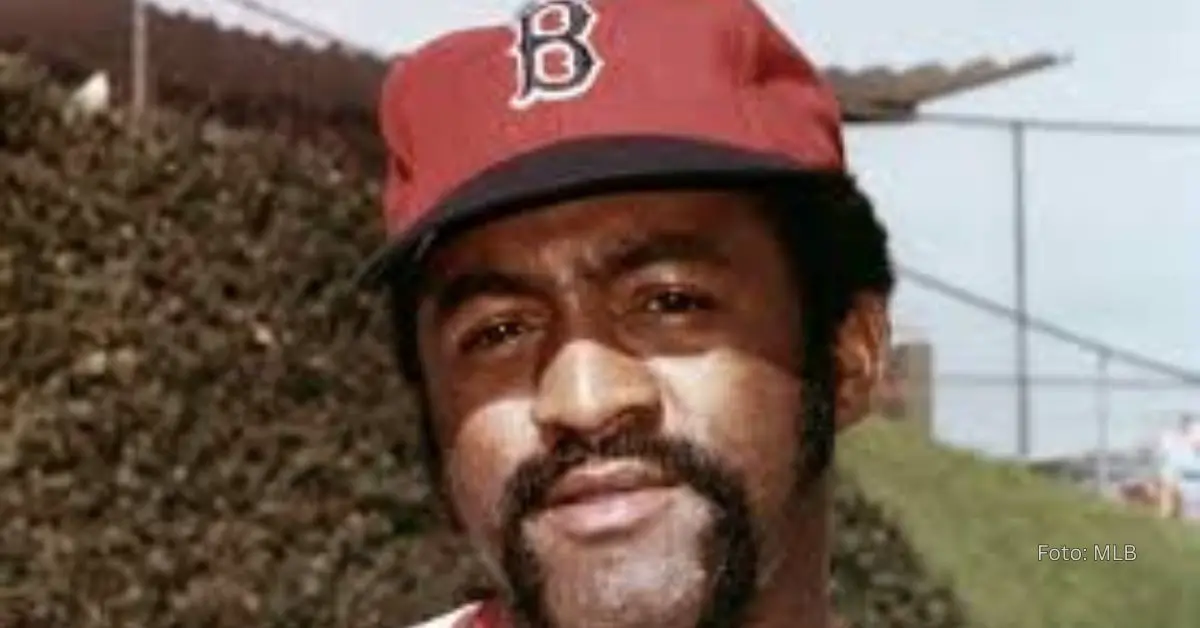 Luis Tiant con el uniforme de Boston Red Sox