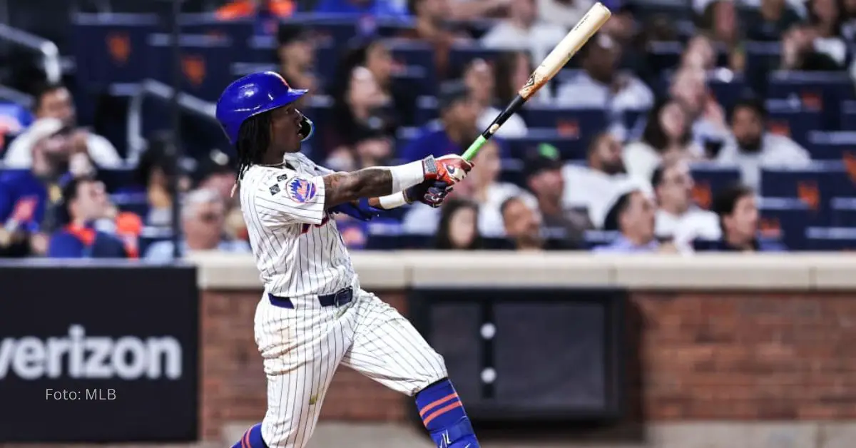 Luisangel Acuña haciendo swing de jonrón con New York Mets en MLB