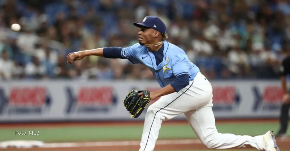 Edwin Uceta lanzando con Tampa Bay Rays