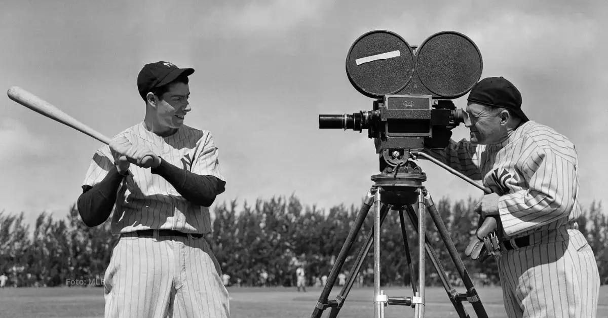 MLB: Joe DiMaggio ante una cámara de filmación de la época