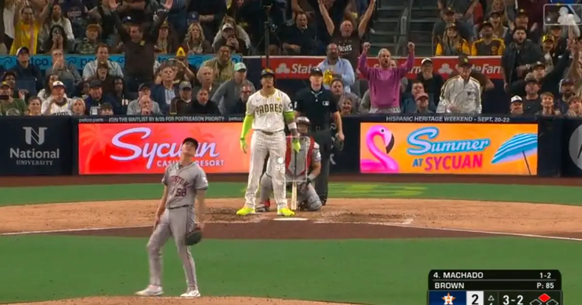 Manny Machado viendo su batazo en San Diego