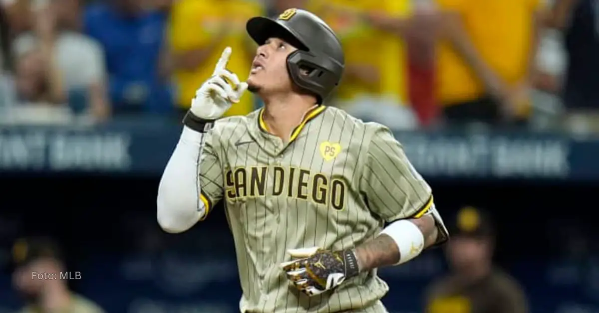 Manny Machado mirando al cielo tras conectar un jonrón con San Diego Padres en MLB 2024