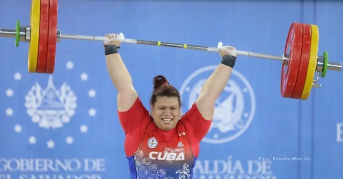 Marifélix Sarría levantando pesas en representación de Cuba