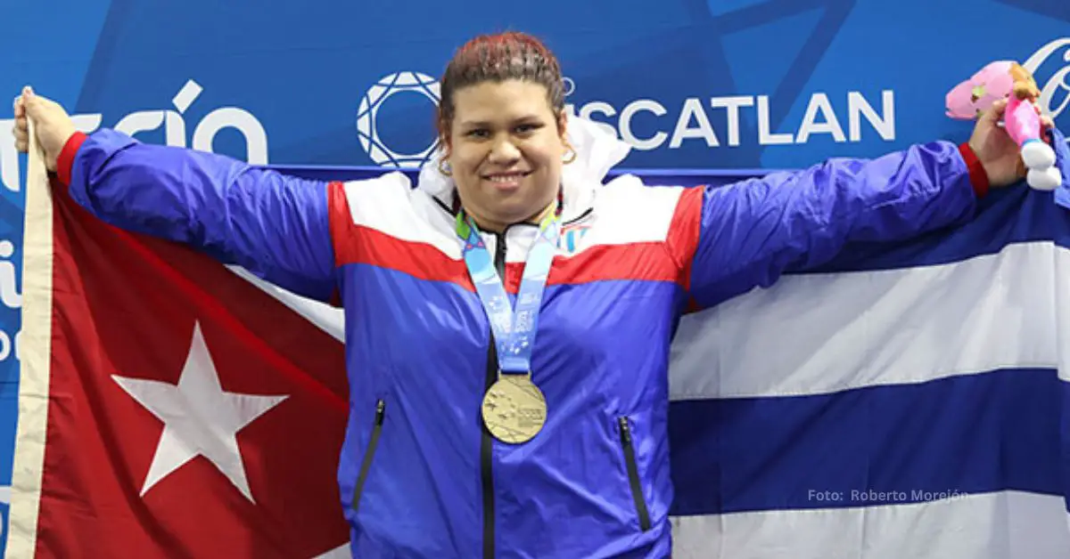 Marifélix Sarría posando con la bandera de Cuba y la medalla de Oro