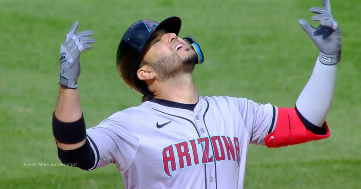 Eugenio Suárez celebra un batazo con Arizona