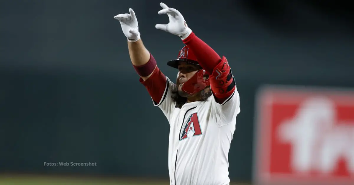 Eugenio Suárez celebra un batazo con Arizona