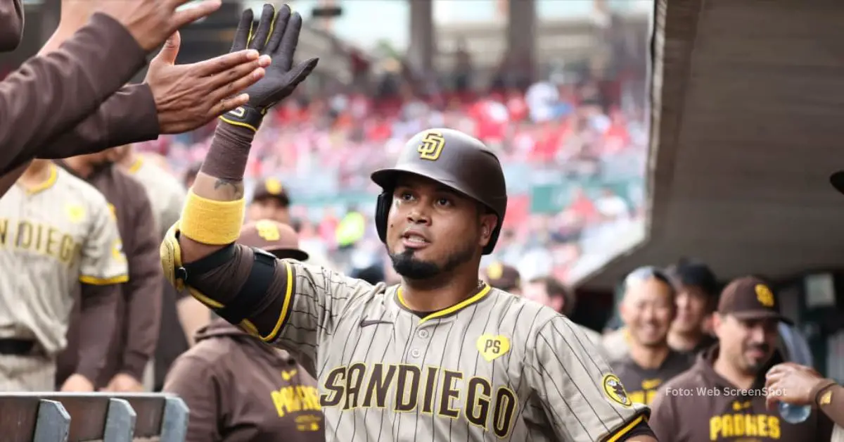 Luis Arráez celebra con sus compañeros de San Diego