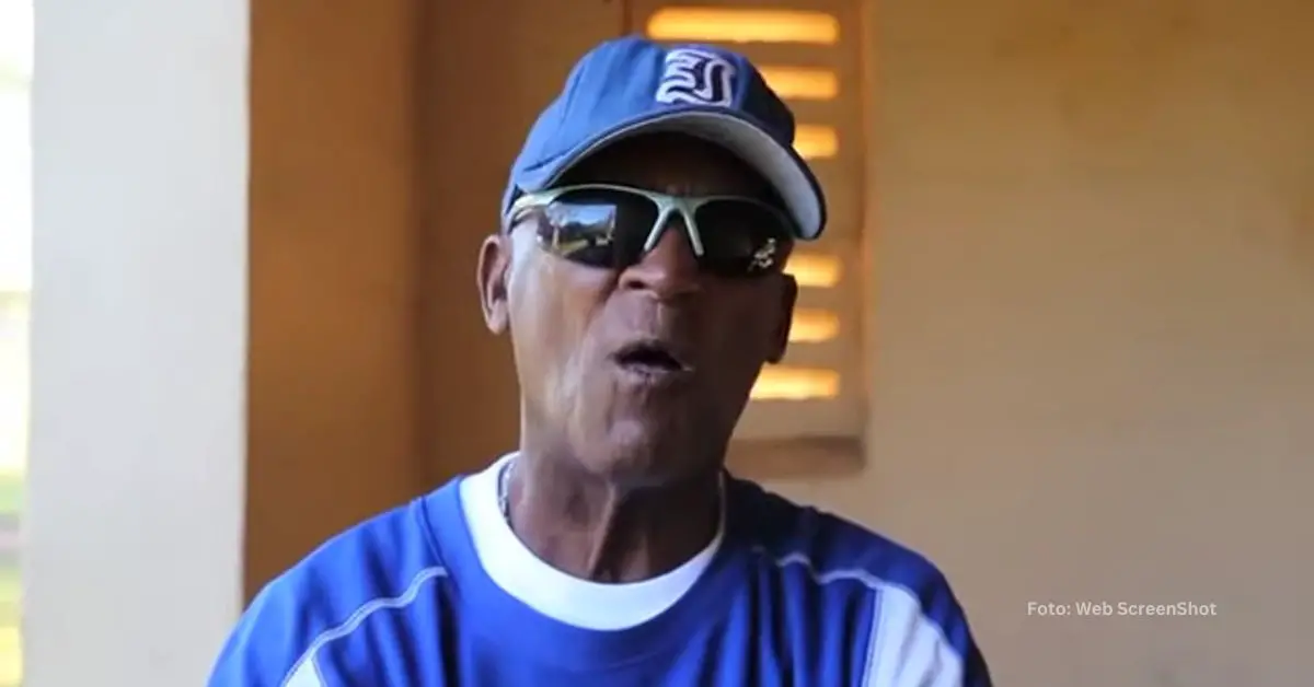 Leyenda del beisbol cubano, Miguel Antonio Gonzáles dando declaraciones en una entrevista