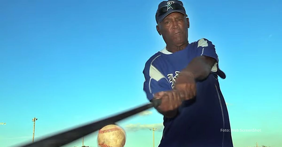 Miguel "Tony" Gonzáles bateando una pelota de beisbol