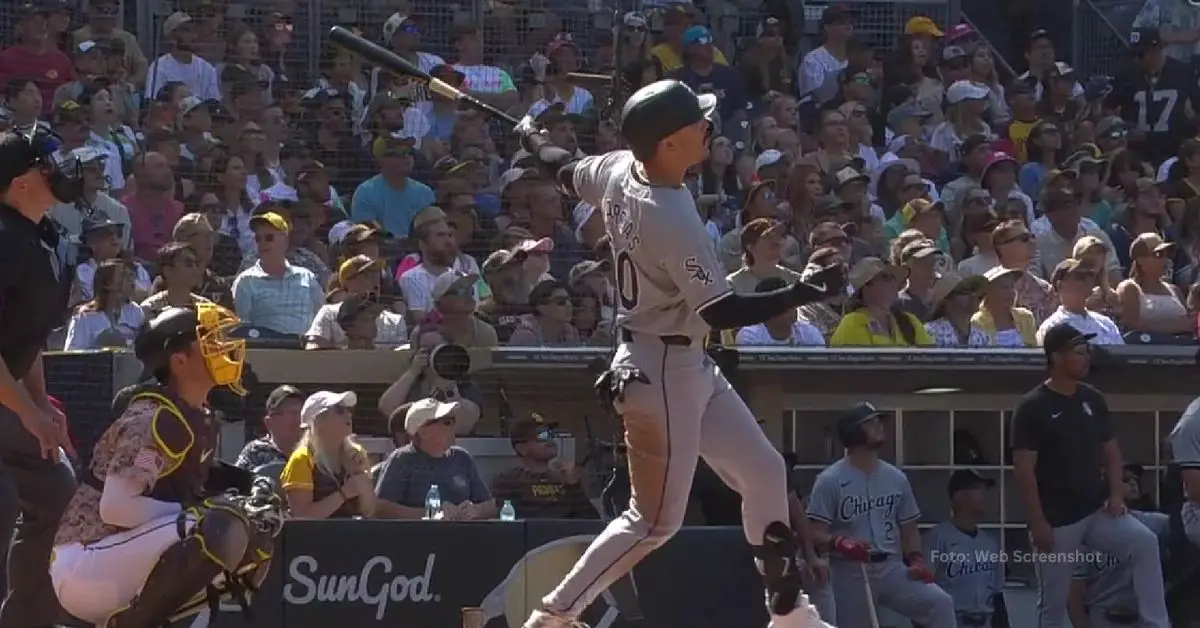 Miguel Vargas contemplando su cuadrangular con Chicago White Sox