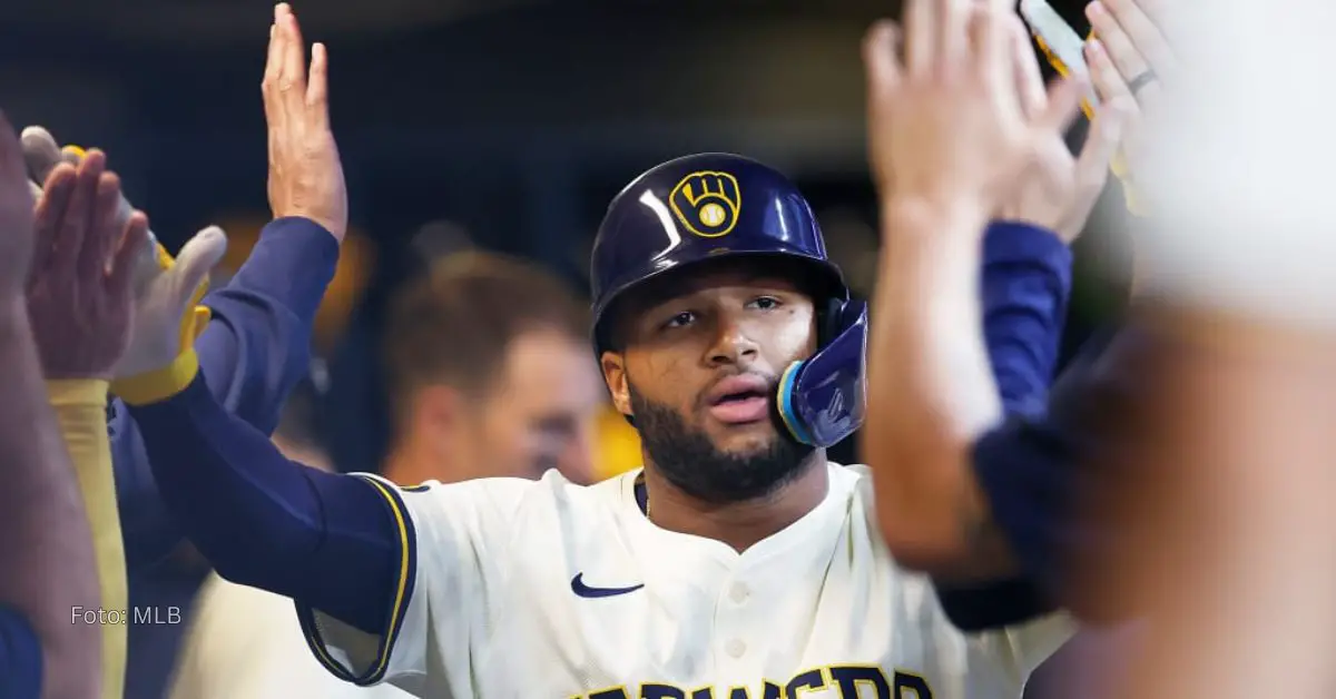 Jackson Chourio celebrando con Milwaukee Brewers.