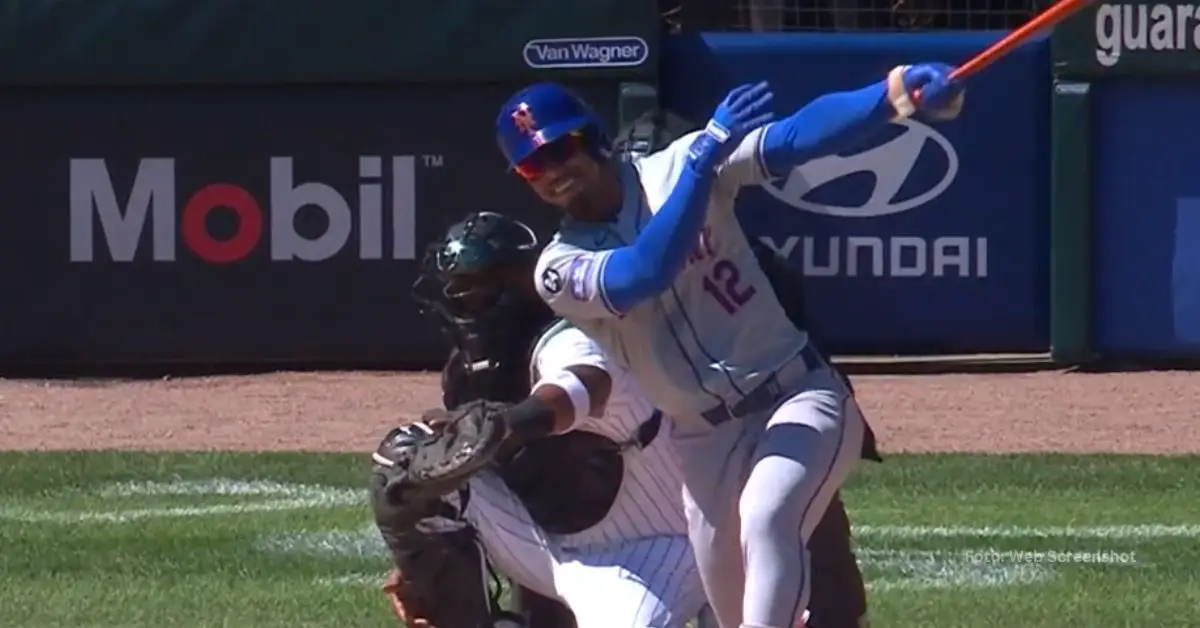 Francisco Lindor haciendo swing en el New York Mets vs Chicago White Sox