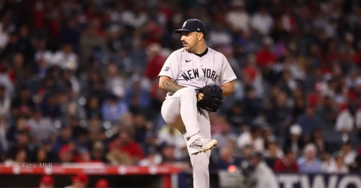 Nestor Cortes con la pierna derecha arriba mientras realiza movimientos de lanzar con el uniforme de New York Yankees en MLB 2024