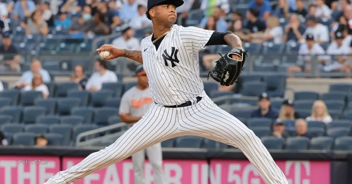 Luis Gil lanzando con New York Yankees.