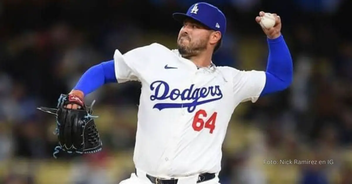 Nick Ramírez lanzando con el uniforme de Los Angeles Dodgers en Grandes Ligas