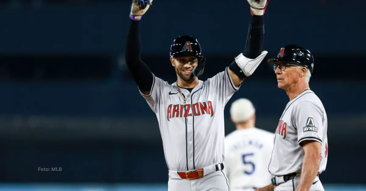 Lourdes Gurriel Jr. celebra un hit con Arizona Diamondbacks