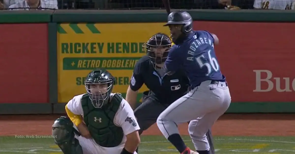 Randy Arozarena haciendo swing por Seattle Mariners