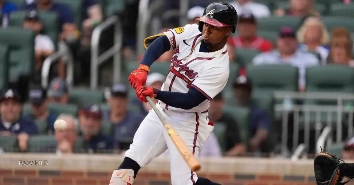 Ozzie Albies haciendo swing con el uniforme de Atlanta Braves en Grandes Ligas