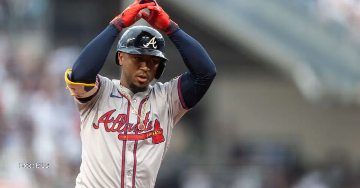 Ozzie Albies celebrando una acción con el uniforme de Atlanta Braves en MLB