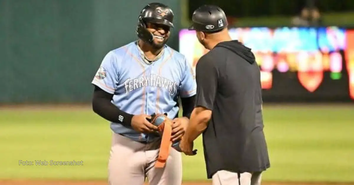 Pablo Sandoval hablando con su coach en equipo de Liga Independiente