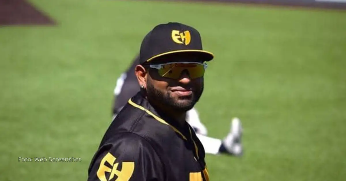 Pablo Sandoval sonriendo con unas gafas puestas en Liga Independiente de Estados Unidos