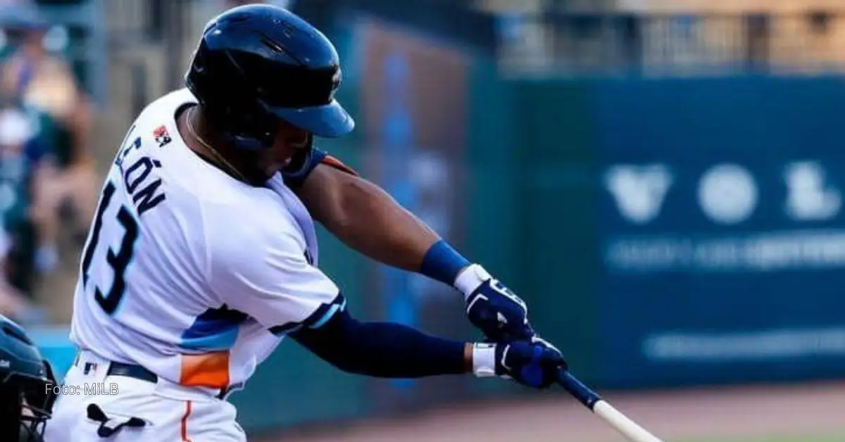 Pedro León haciendo swing con el uniforme de Sugar Land Space Cowboys en el nivel Triple A de Houston Astros