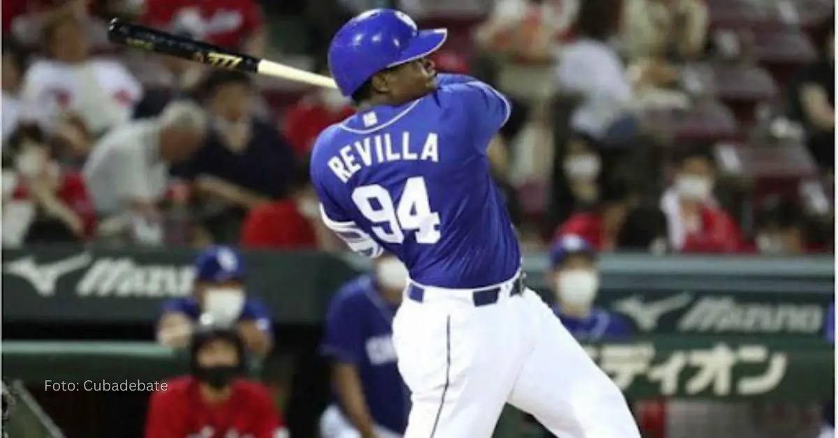 Pedro Pablo Revilla con el uniforme de Chunichi Dragons en NPB