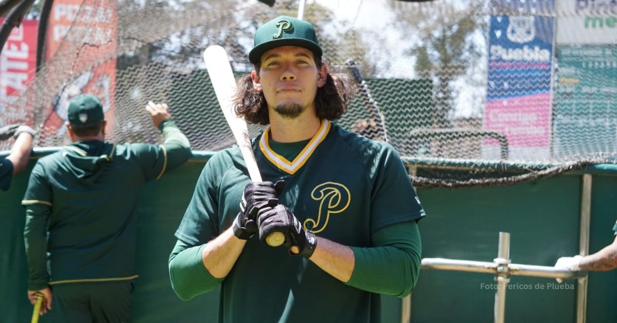 Peter O'Brien con el equipo de Pericos de Puebla