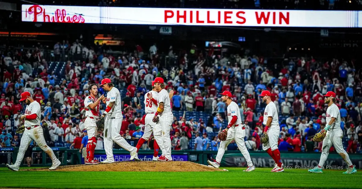 Philadelphia Phillies celebrando banderín en 2024