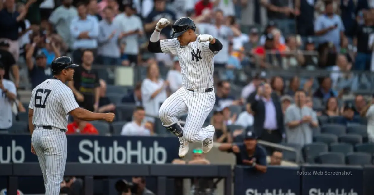 Juan Soto celebra un batazo con New York Yankees