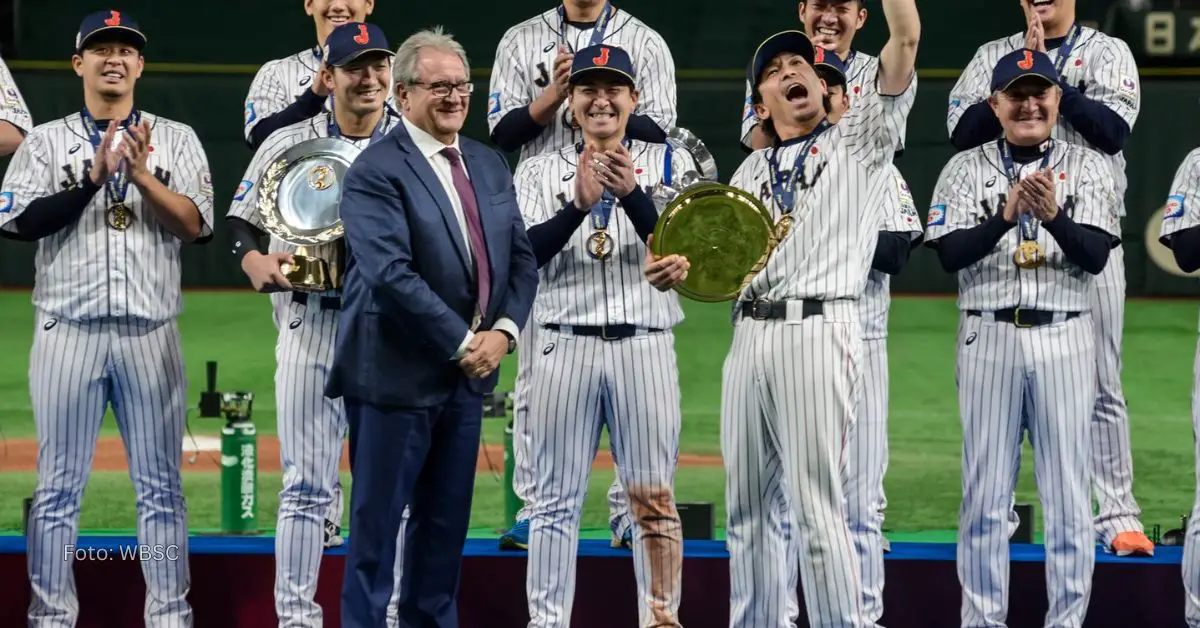 El equipo de Japón recibiendo su título del Premier 12 en el año 2019