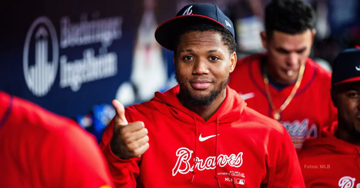 Ronald Acuña Jr. posando en el dugout de Atlanta Braves