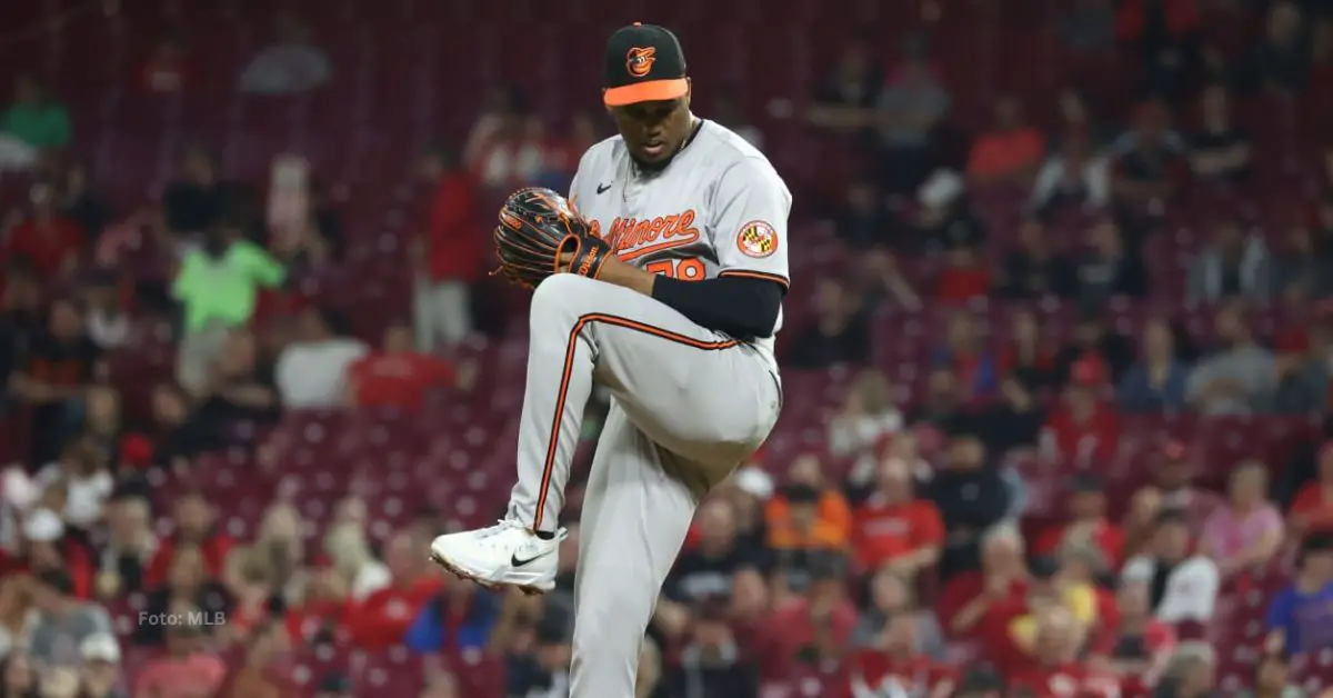 Yennier Cano lanzando por Baltimore Orioles