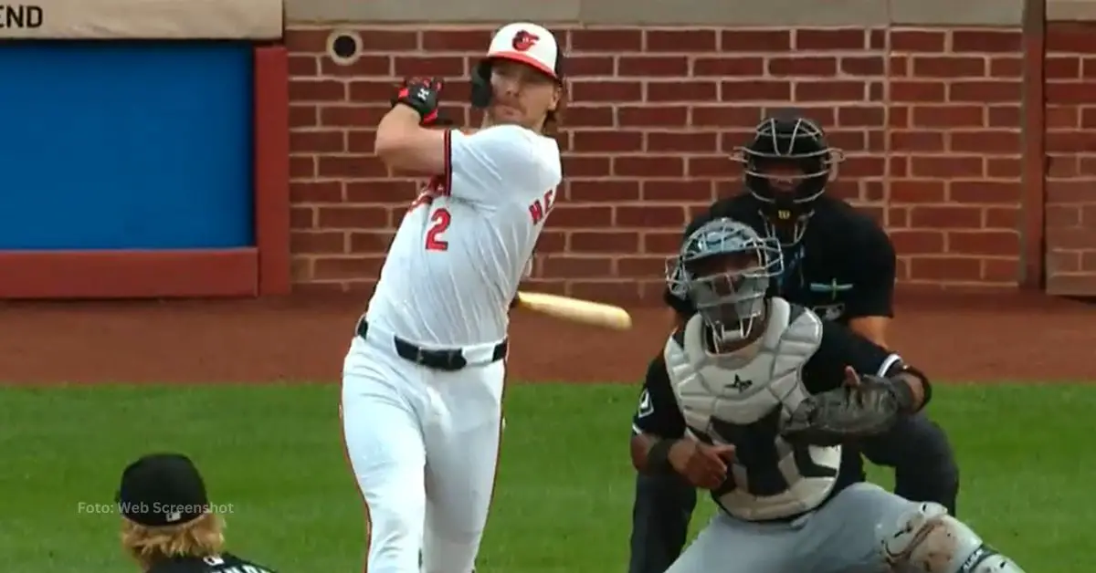 Gunnar Henderson haciendo swing en el Oriole Park