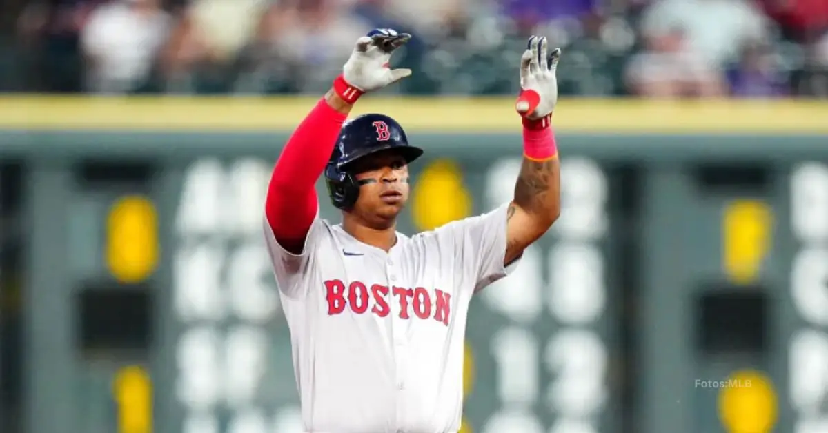 Rafael Devers celebra batazo con Boston